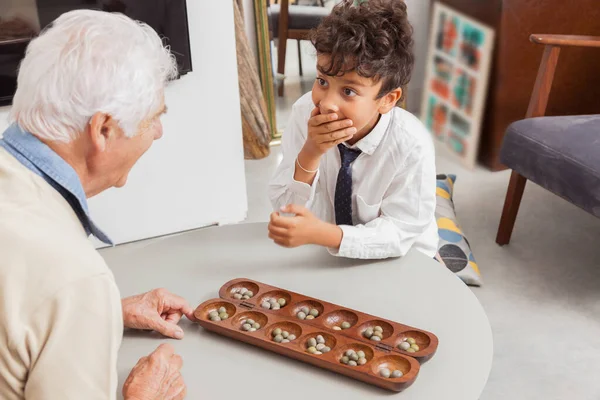 Pojken Och Hans Farfar Leker Lek — Stockfoto