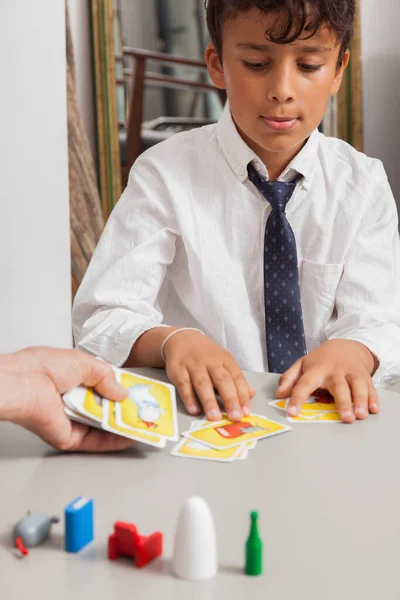 Niño Jugando Juego Mesa Con Abuelo — Foto de Stock