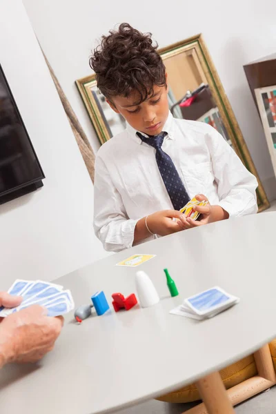 Niño Jugando Juego Mesa Con Abuelo — Foto de Stock