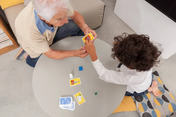 Niño Jugando Juego Mesa Con Abuelo — Foto de Stock