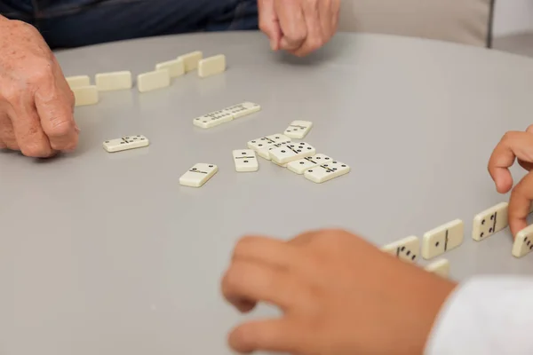 Morfar Och Sonson Spelar Spel Dominoes — Stockfoto