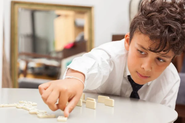 Niño Jugando Juego Dominó —  Fotos de Stock