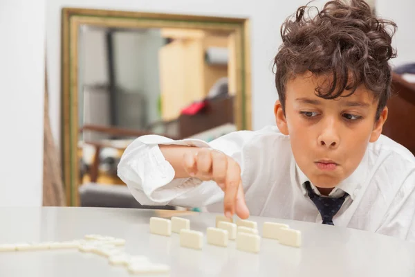 Niño Jugando Juego Dominó — Foto de Stock