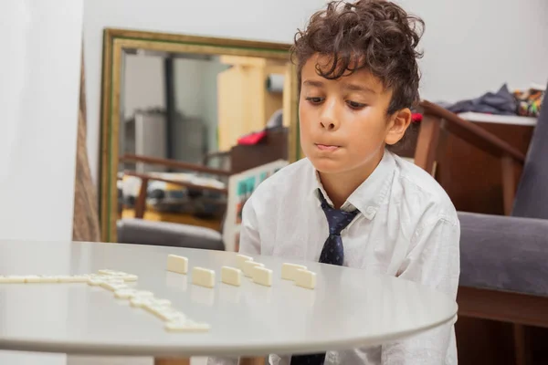 Pojke Spelar Spel Dominoes — Stockfoto