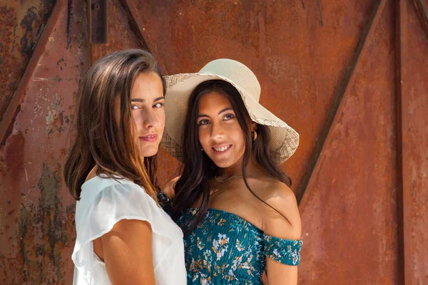 Cumprimento Duas Amigas Meninas Jardim Uma Casa Campo Felicidade Estilo — Fotografia de Stock