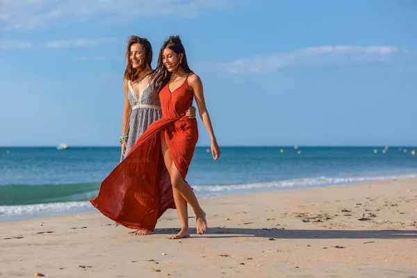 Πολλαπλότητα Των Δύο Κοριτσιών Στην Παραλία Φίλοι Που Περπατούν Στην — Φωτογραφία Αρχείου