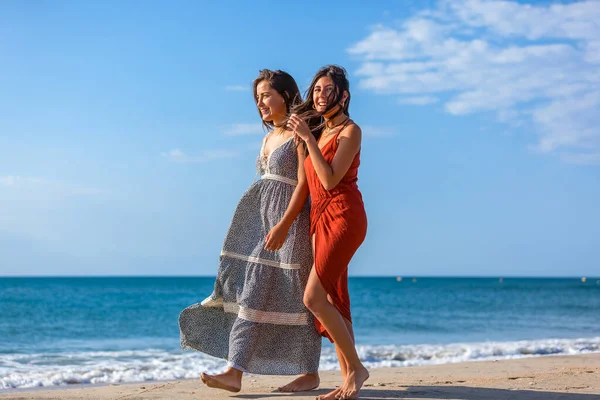 Πολλαπλότητα Των Δύο Κοριτσιών Στην Παραλία Φίλοι Που Περπατούν Στην — Φωτογραφία Αρχείου