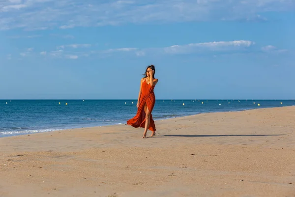 Jovem Mulher Andando Nua Pés Areia Praia Conceito Alegria Liberdade — Fotografia de Stock