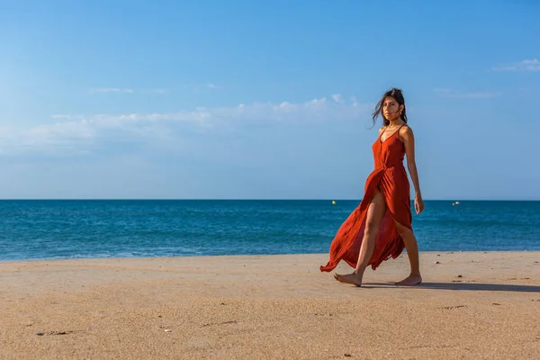 年轻女子赤脚在沙滩上行走 欢乐与自由的概念 — 图库照片
