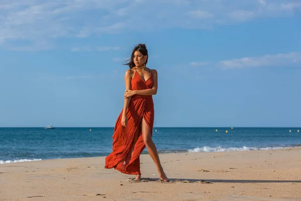 Mulher Bonita Vestido Vermelho Pés Nus Areia Praia Menina Feliz — Fotografia de Stock