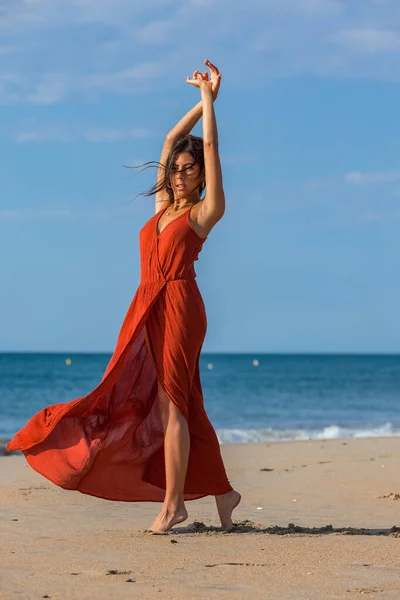 Mulher Bonita Vestido Vermelho Pés Nus Areia Praia Menina Feliz — Fotografia de Stock