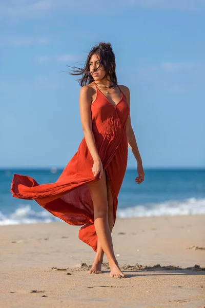Mulher Bonita Vestido Vermelho Pés Nus Areia Praia Menina Feliz — Fotografia de Stock