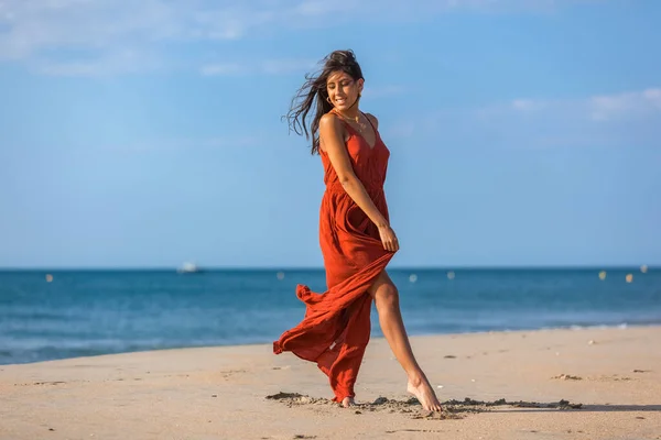 Mulher Bonita Vestido Vermelho Pés Nus Areia Praia Menina Feliz — Fotografia de Stock