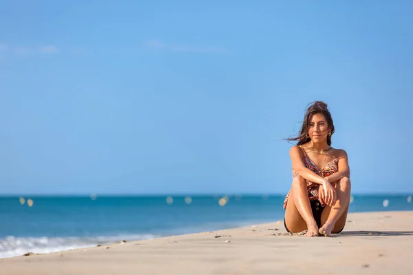 Jovem Calma Sentada Sozinha Numa Praia Areia Conceito Relaxamento Harmonia — Fotografia de Stock