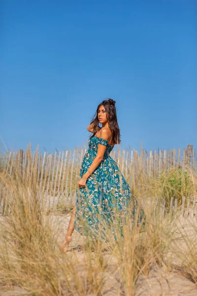 Mujer Feliz Libre Disfrutando Del Sol Vacaciones Dunas —  Fotos de Stock