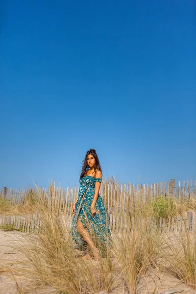 自由快乐的女人在沙丘度假时享受阳光 — 图库照片
