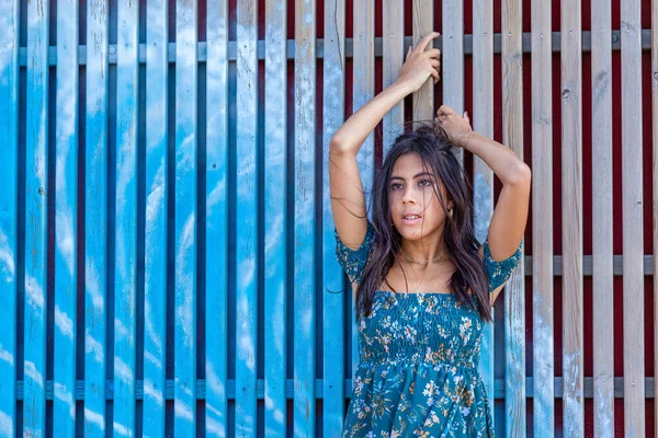 Mujer Joven Bonita Apoyada Contra Una Valla Madera —  Fotos de Stock