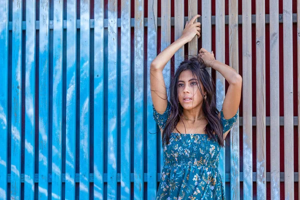 Mulher Muito Jovem Encostada Uma Cerca Madeira — Fotografia de Stock