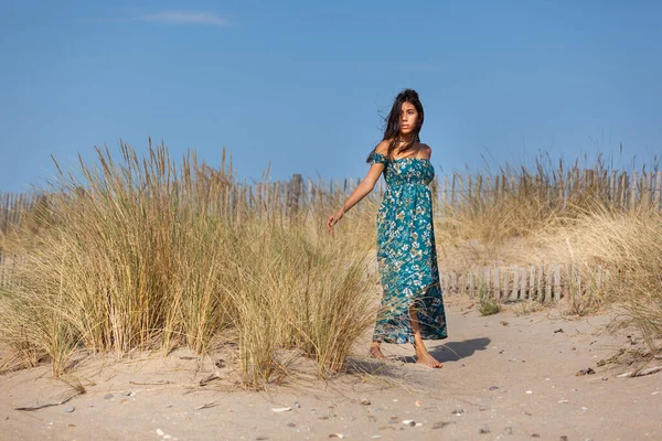 砂丘で休暇で太陽を楽しむ無料の幸せな女性 — ストック写真