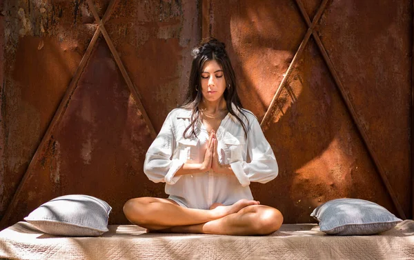 Mujer Joven Sentada Con Las Piernas Cruzadas Practicando Yoga Jardín —  Fotos de Stock