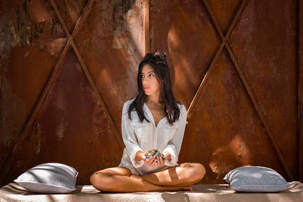 Mujer Joven Practicando Yoga Jardín Encontrar Paz Interior Energía Positiva —  Fotos de Stock