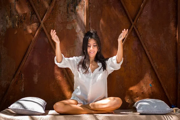 Jovencita Sonriente Practicando Yoga Jardín Encontrar Paz Interior Energía Positiva —  Fotos de Stock