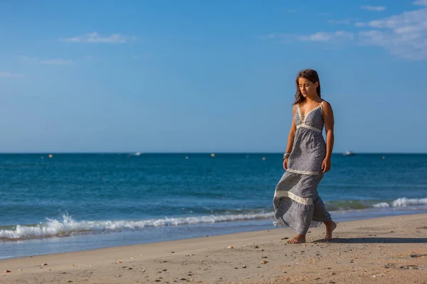 Jovem Mulher Andando Nua Pés Areia Praia Conceito Alegria Liberdade — Fotografia de Stock