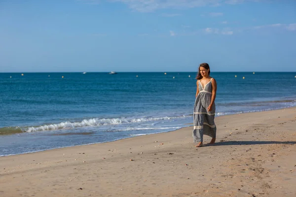 Jovem Mulher Andando Nua Pés Areia Praia Conceito Alegria Liberdade — Fotografia de Stock