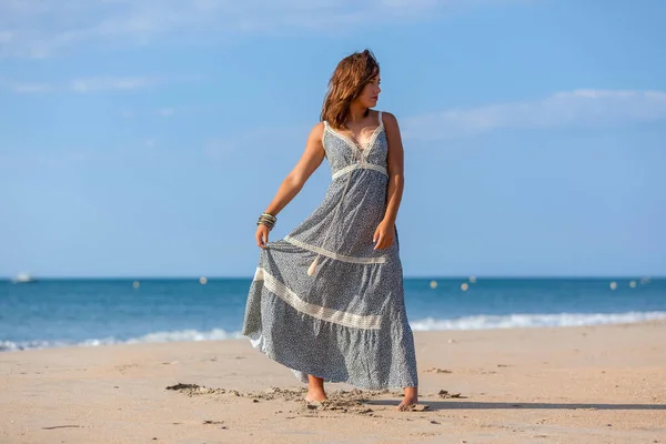 Mulher Bonita Vestido Pés Nus Areia Praia Menina Feliz Desfrutando — Fotografia de Stock