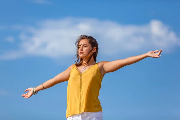 Feliz Joven Felicidad Emoción Sentirse Libre Verano Sol Estilo Vida — Foto de Stock