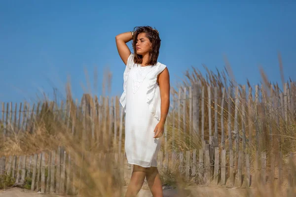 Mujer Feliz Libre Disfrutando Del Sol Vacaciones Dunas —  Fotos de Stock