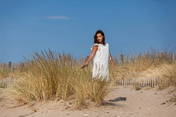 Mulher Feliz Livre Desfrutando Sol Férias Dunas — Fotografia de Stock