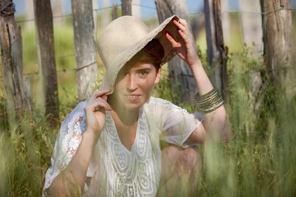 Portráfico Mujer Con Gorro Fuera —  Fotos de Stock