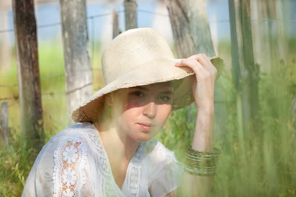 Portráfico Mujer Con Gorro Fuera —  Fotos de Stock