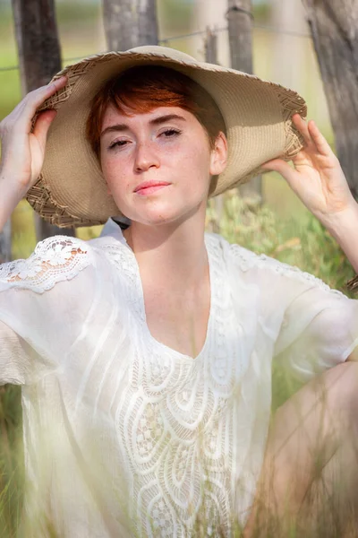 Retrato Woman Com Chapéu Exterior — Fotografia de Stock