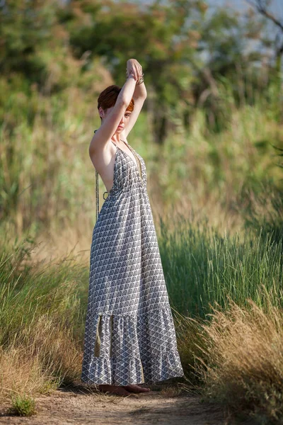 Libertà Donna Armi Personalizzazione Nell Aria Esterna — Foto Stock