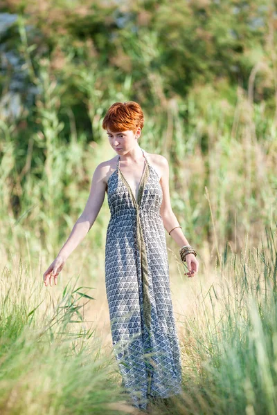 Wolność Radious Woman Walking Outsid — Zdjęcie stockowe