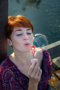 BİR KADIN BÜYÜK GİRİŞİNDE BÜYÜK OLDUĞU