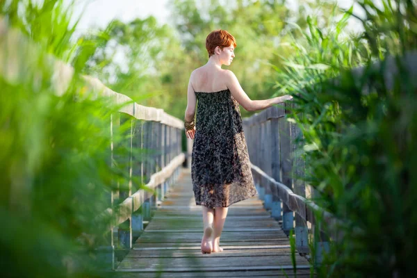 Voltar Woman Walking Uma Gatewa — Fotografia de Stock