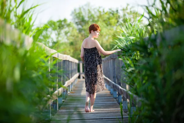 Voltar Woman Walking Uma Gatewa — Fotografia de Stock