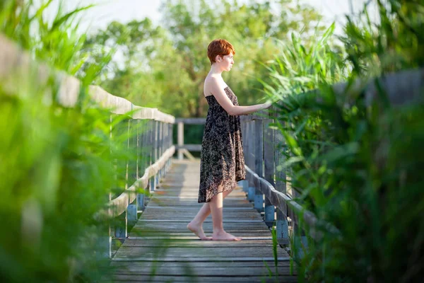 Perfil Woman Flanking Gatewa — Fotografia de Stock