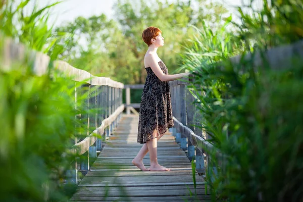 Perfil Woman Flanking Gatewa — Fotografia de Stock