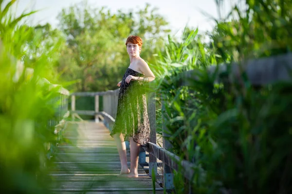 Perfil Woman Flanking Gatewa — Fotografia de Stock