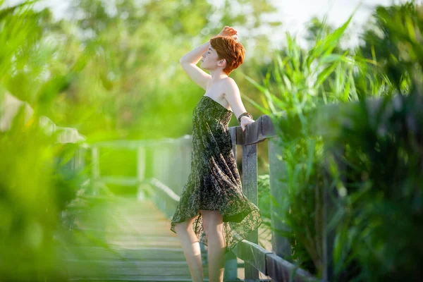 Perfil Woman Flanking Gatewa — Fotografia de Stock