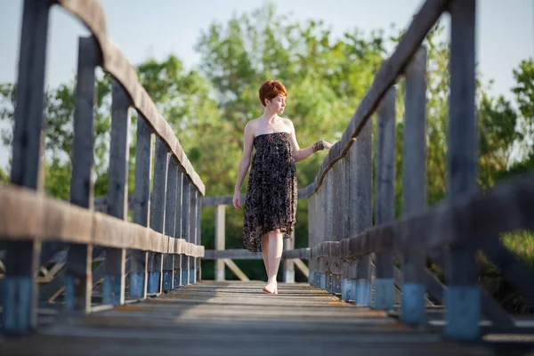 Mujeres Que Flanquean Portal —  Fotos de Stock