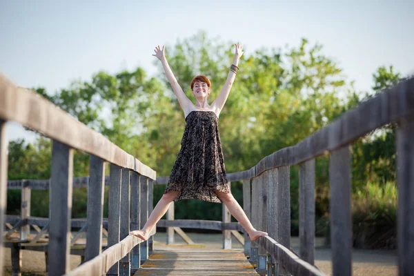 Libertad Mujer Feliz Una Puerta — Foto de Stock