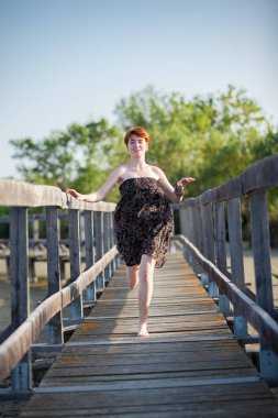 ÖZGÜRLÜK, GÜZEL KADIN GATEWA 'DA Kaçıyor