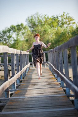 ÖZGÜRLÜK, GÜZEL KADIN GATEWA 'DA Kaçıyor