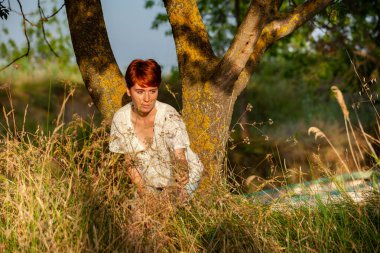 SAVAŞ, BİR KADIN YAŞAĞINDA ÇİÇEKLERİNDE BİR KADIN