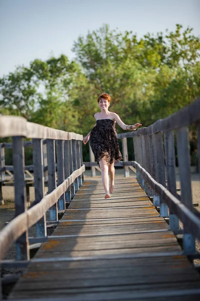 Liberdade Happy Woman Running Gatewa — Fotografia de Stock